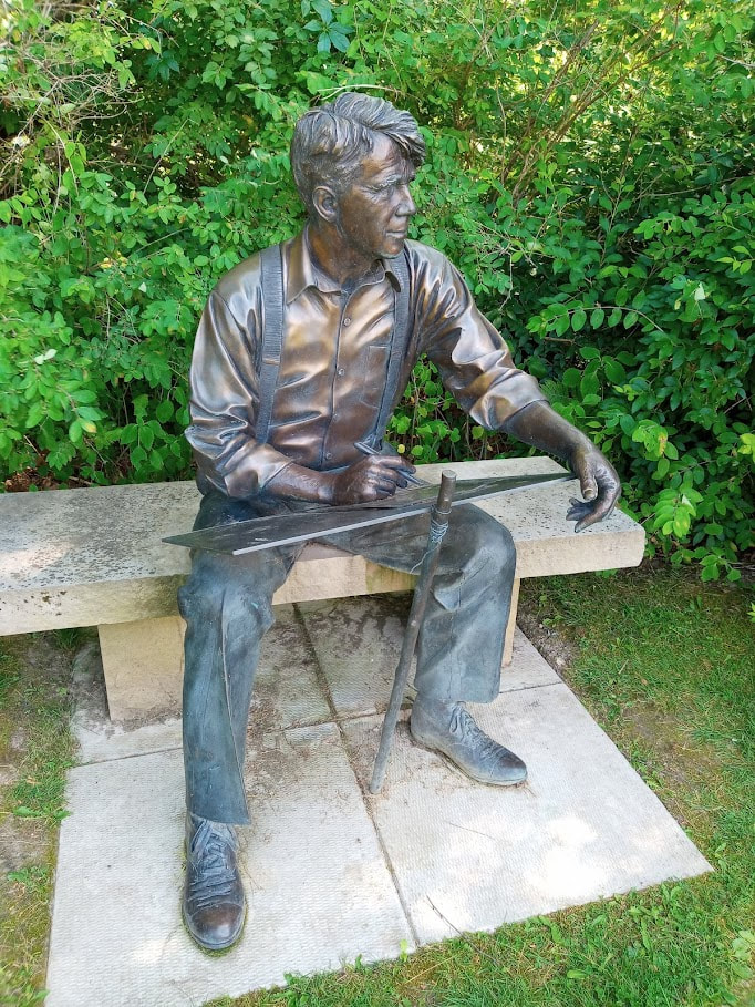 Statue of Robert Frost 